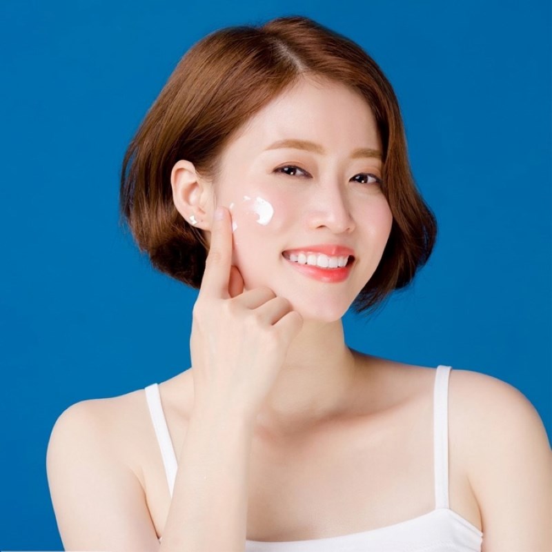 Thoa kem chống nắng trước khi ra ngoài sau khi thoa serum trị mụn