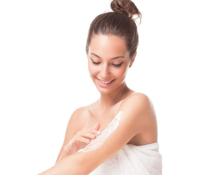 Thoa kem body trước khi đi ngủ