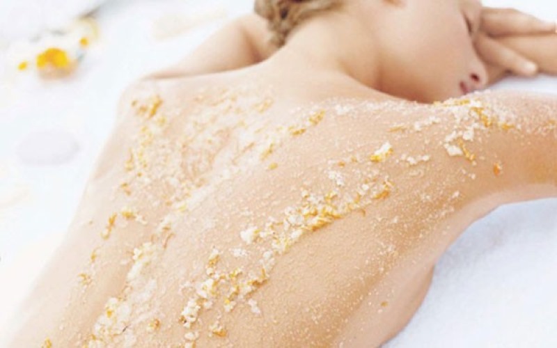 Tẩy tế bào chết cho da trước khi ủ kem body 