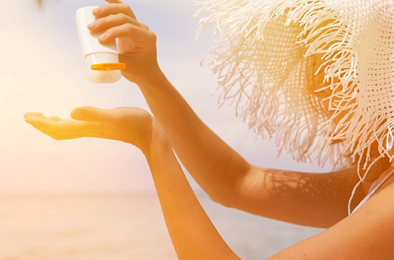 Thoa lại kem chống nắng